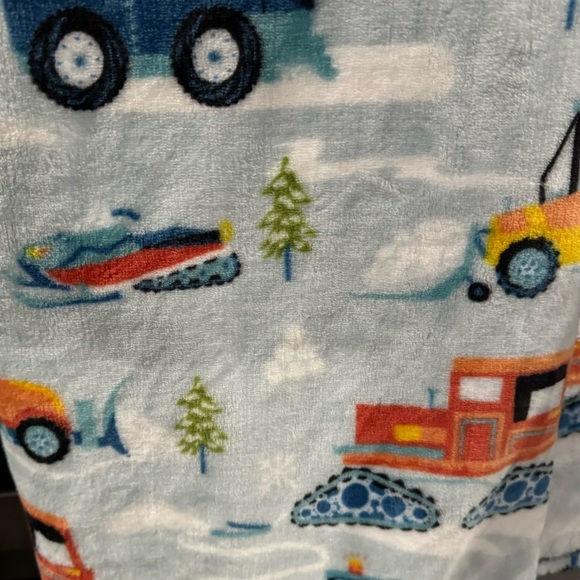 KIDS TRUCK & TRACTORS THROW BLANKET W/ A SET OF 8 INDOOR SNOWBALLS PLUSH NEW - Picture 6 of 11